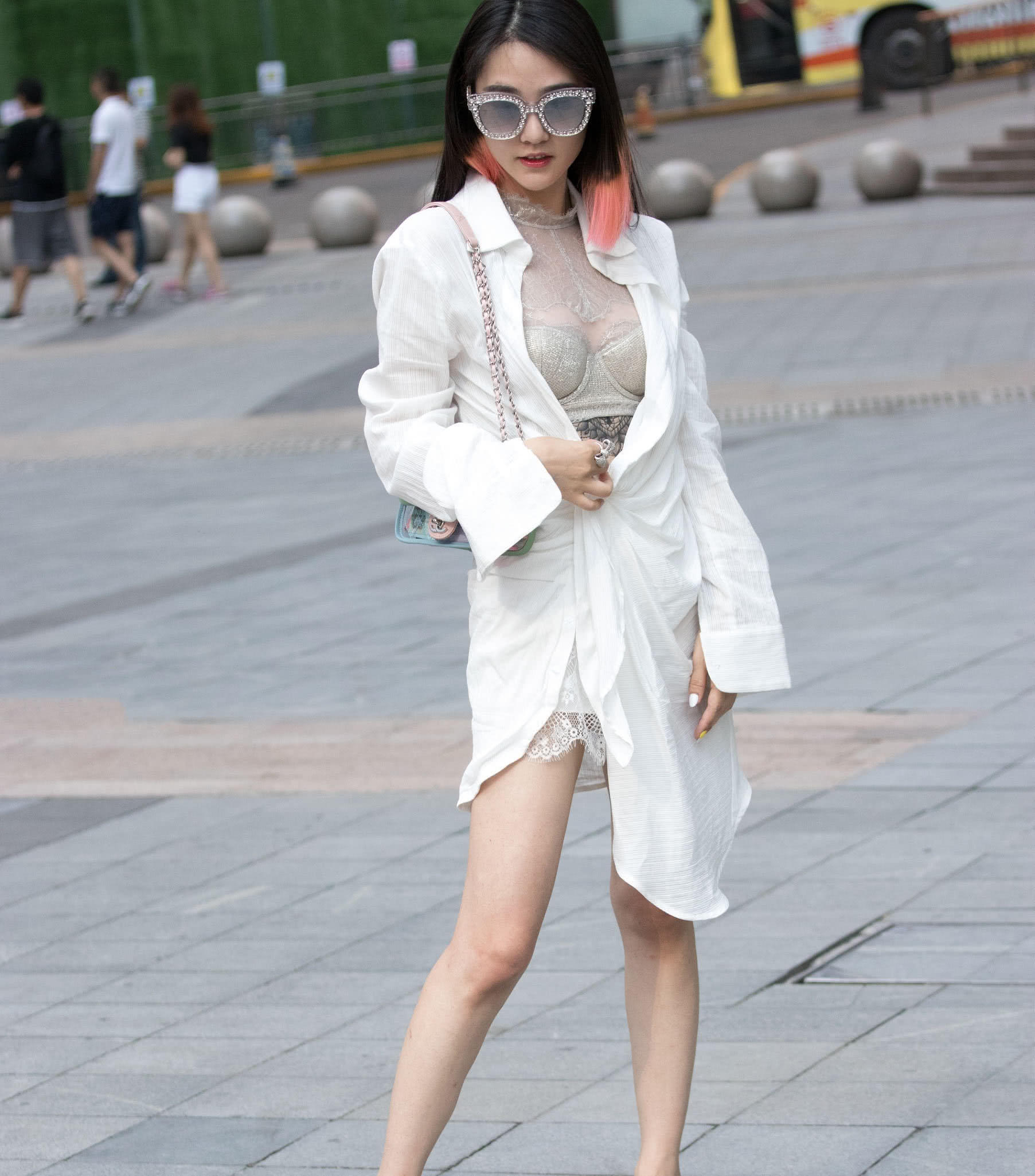 时尚小姐姐内衣外穿上围丰腴，胸前纹身霸气性感，妩媚妖娆的气质