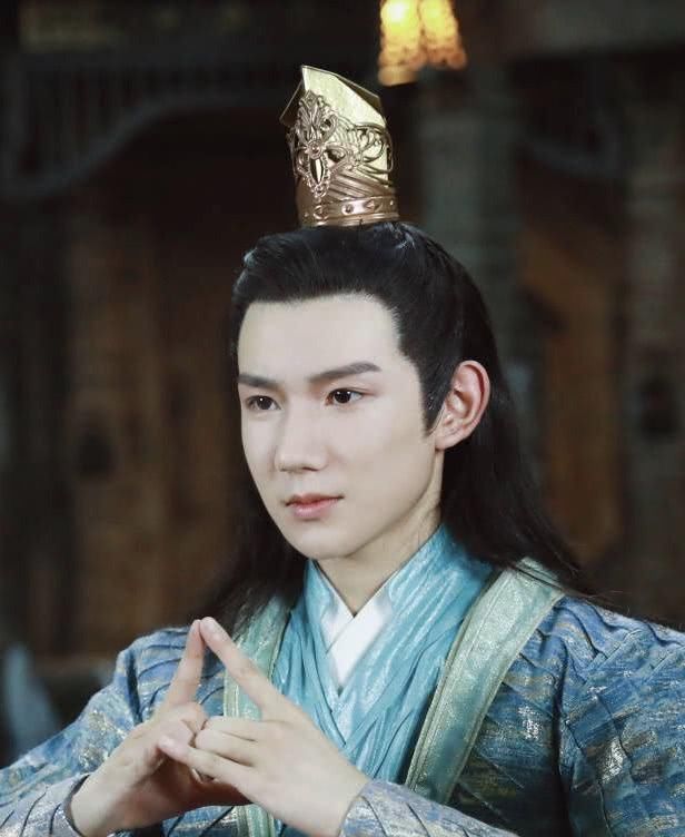  『邢邵林』Get不到帅点的男星蔡徐坤全靠发型拯救，于朦胧人中长显老