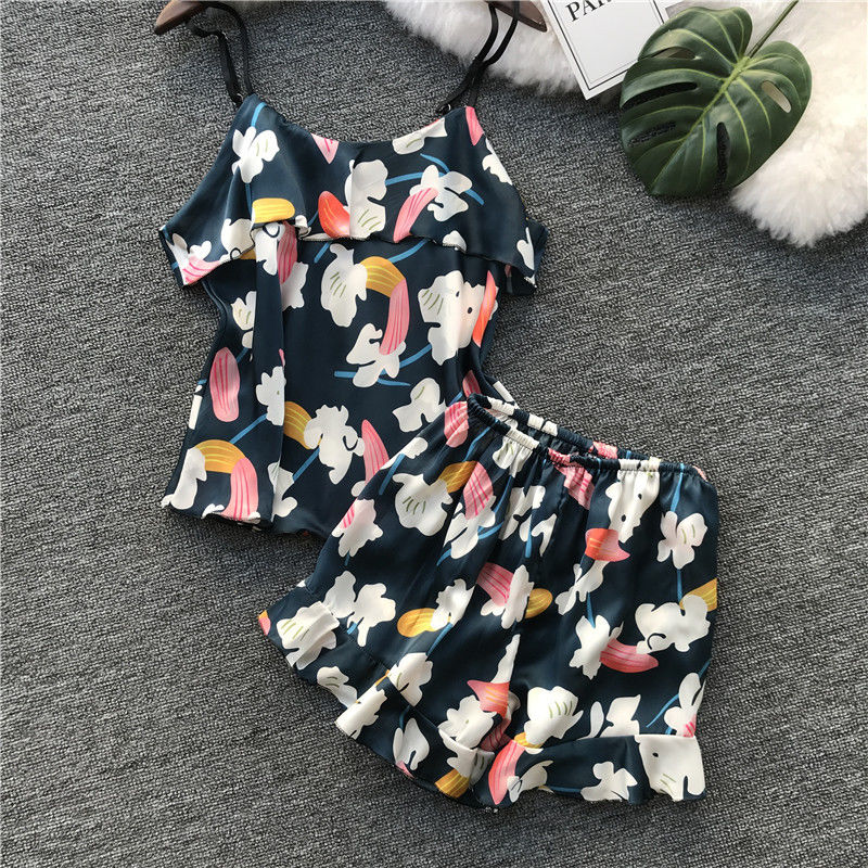 女人在家一定要穿舒服点，瞧瞧下图女人这么穿，简直迷死人