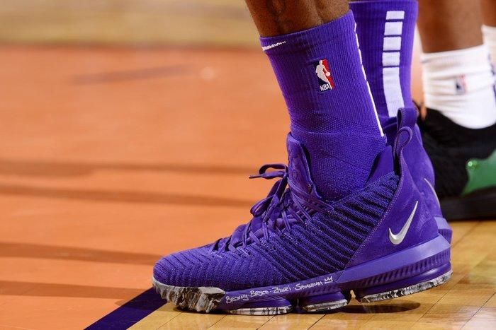 勒布朗詹姆斯亲穿紫色新款Nike LeBron 16 PE亮相赛场