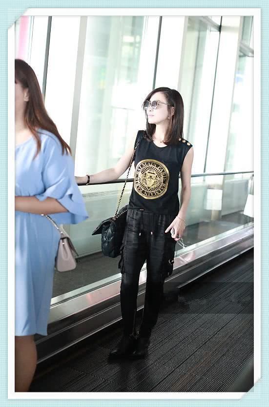 佘诗曼43岁，梅婷也43岁，二人穿一身黑，身材差距竟如此尴尬?