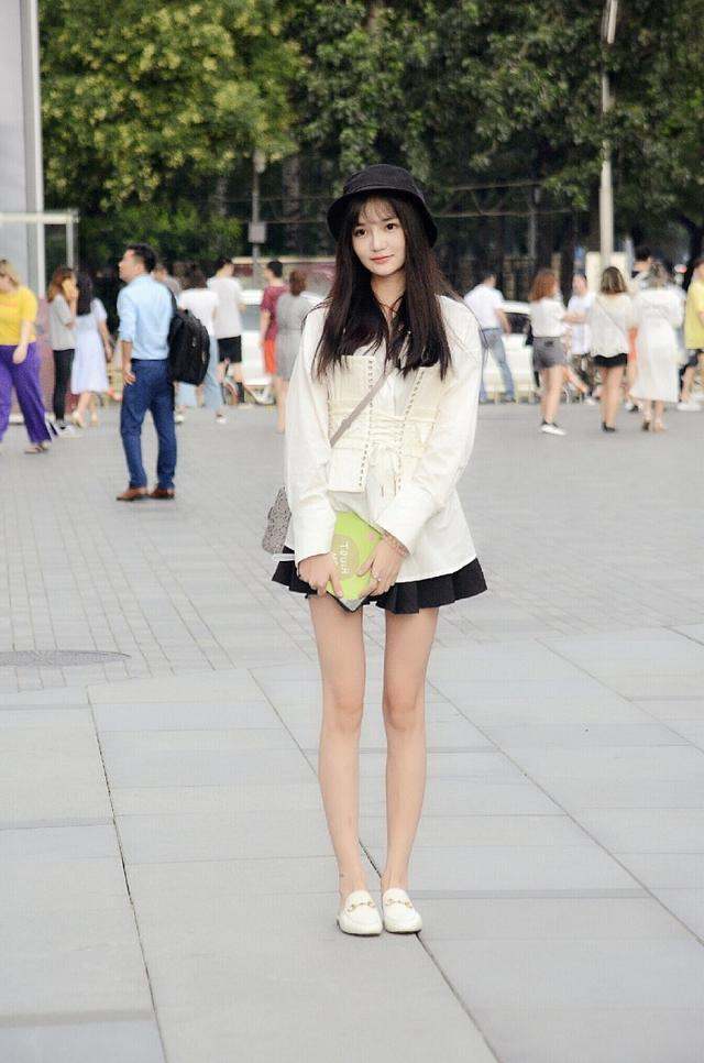 小姐姐身穿一件黑色的短裙, 看上去非常的清纯可爱