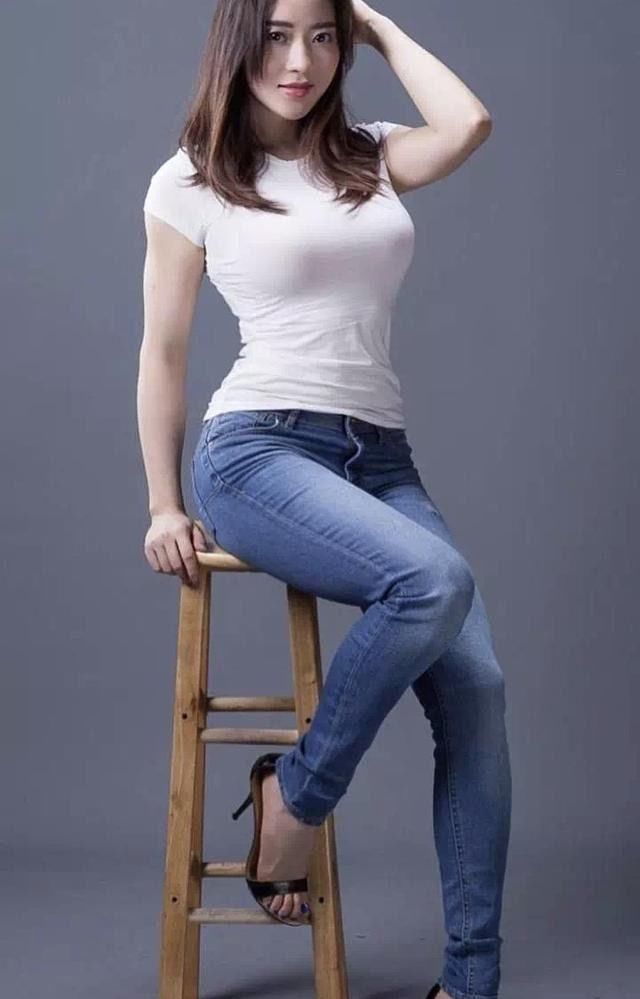 紧身裤，配白色修身T恤，打造唯美女人，这样穿很美