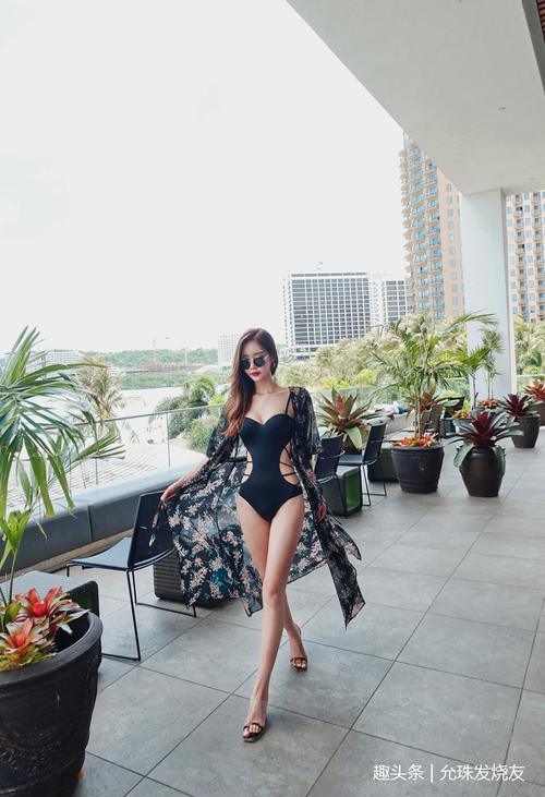 黑钻性感连体比基尼，美到让人窒息的小姐姐！