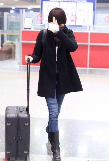 袁泉一脸素颜现身机场，网友:真实脸，不嫌弃，美出新高度!