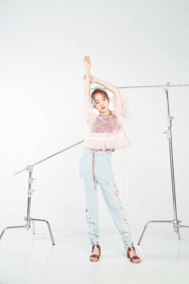 胡冰卿长的没辨识度就算了，穿衣服还踩雷！网友：怪不得火不起来