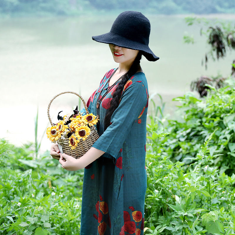 去小姨家玩，看见小姨一件件连衣裙美丽极了，回家也跟着买