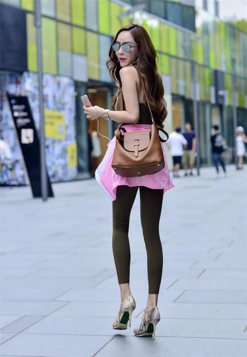 看了紧身喇叭裤,再看看紧身打底裤,才知道粗腿比细腿更震撼