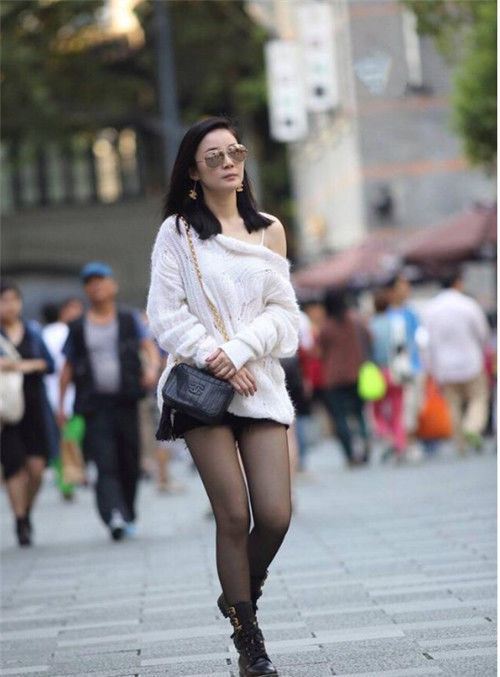  难忘@街拍：简洁大方的小美女，穿搭靓丽动人，让人难忘