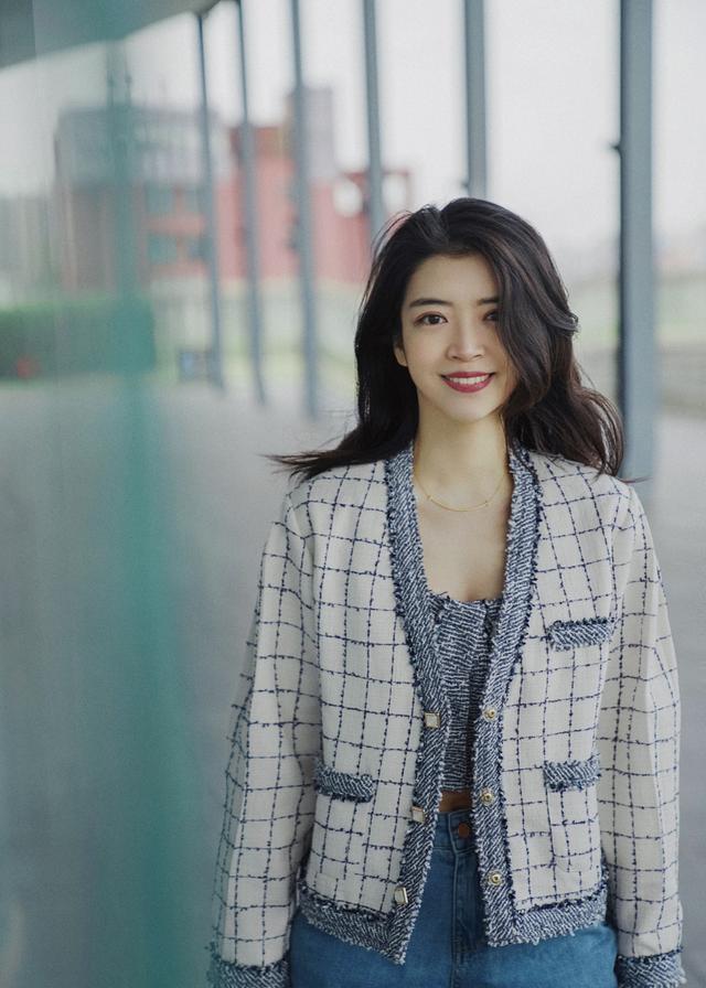  『春天』三木“小香风外套配牛仔裤”穿搭火了，春天学这样穿，优雅还时髦