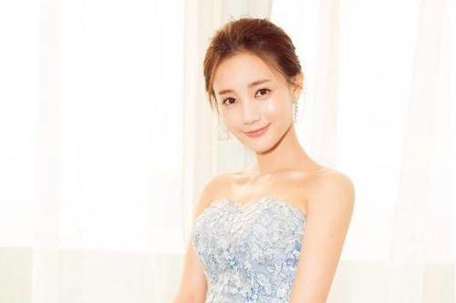 李一桐和赵丽颖同是一百六十五，同穿蓝色裙，网友：谁丑谁尴尬。