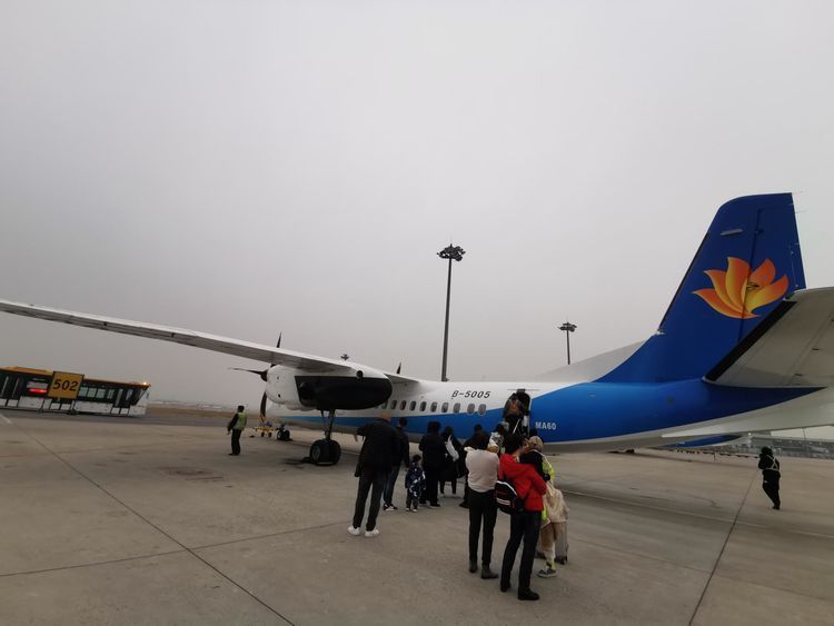 第一次乘坐国产飞机 体验真的太刺激 游客:感觉是在坐过山车