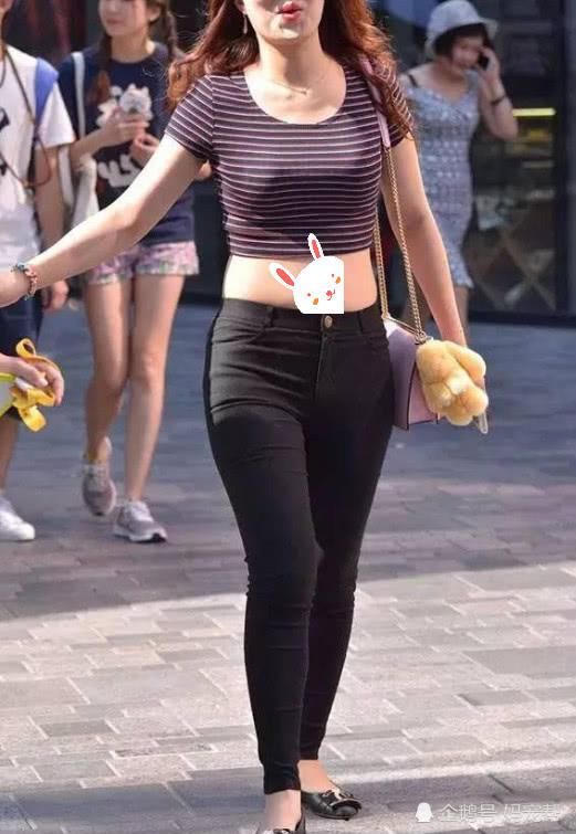  「女人味」低领小背心+牛仔热裤，彰显修长双腿线条，充满魅力女人味