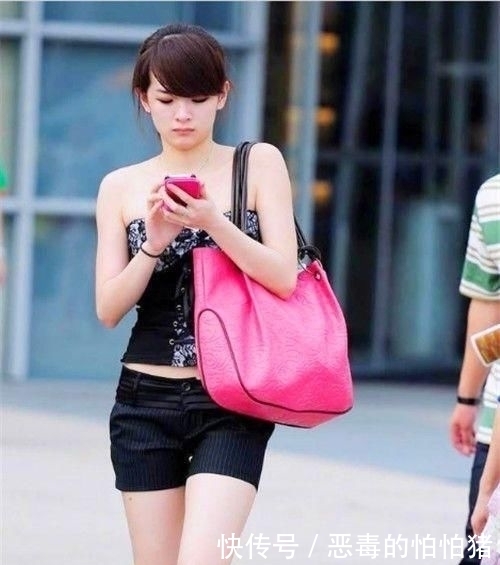  连衣裙■街拍：美女戴一副时髦的太阳镜，身穿拼色连衣裙，充满着帅气