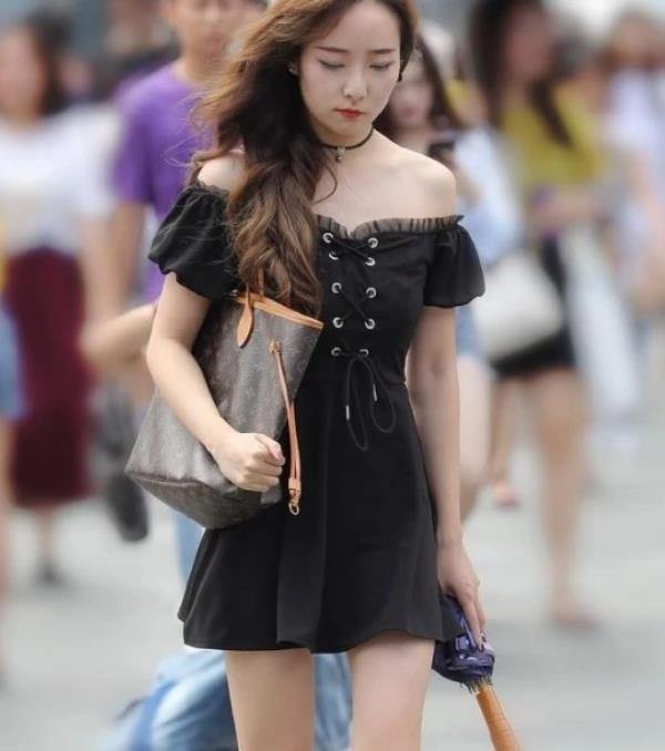 [ 美女]一条黑色的一字肩连衣裙，时尚魅力女神，街拍：雪肤花貌的美女