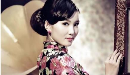 旗袍的开叉很性感，最初满族把衣服两边剪开，是为了方便做这些事