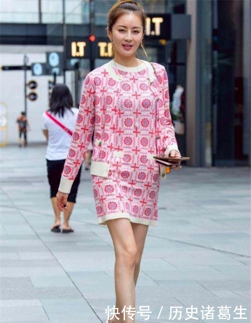 碎花:街拍:美女碎花上衣配黑色短裤,时尚潮流的穿着,酷范十足
