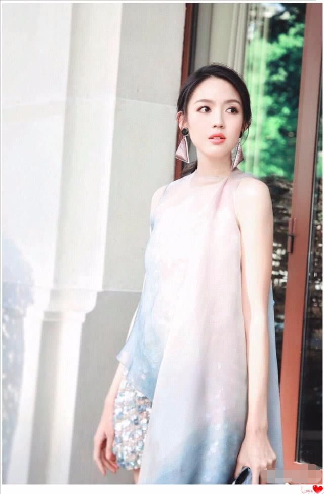 张梓琳厉害了！平底鞋秀无敌长腿无压力，网友：无ps长腿我服！