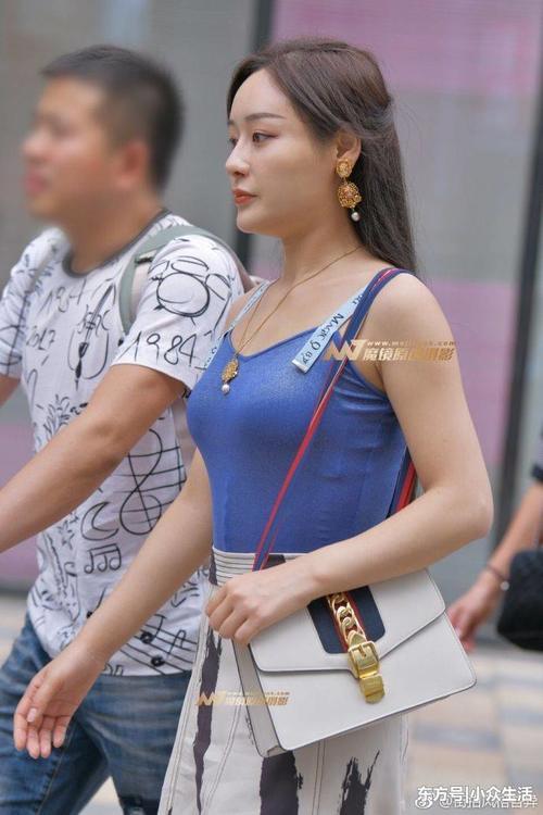 街拍：看身材是一个十足的健身达人!小姐姐瑜伽裤展现魅力身材