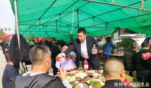  [超乎]苏北农村给新生儿“送粥米”，吃大席场面热闹非常，超乎想象！