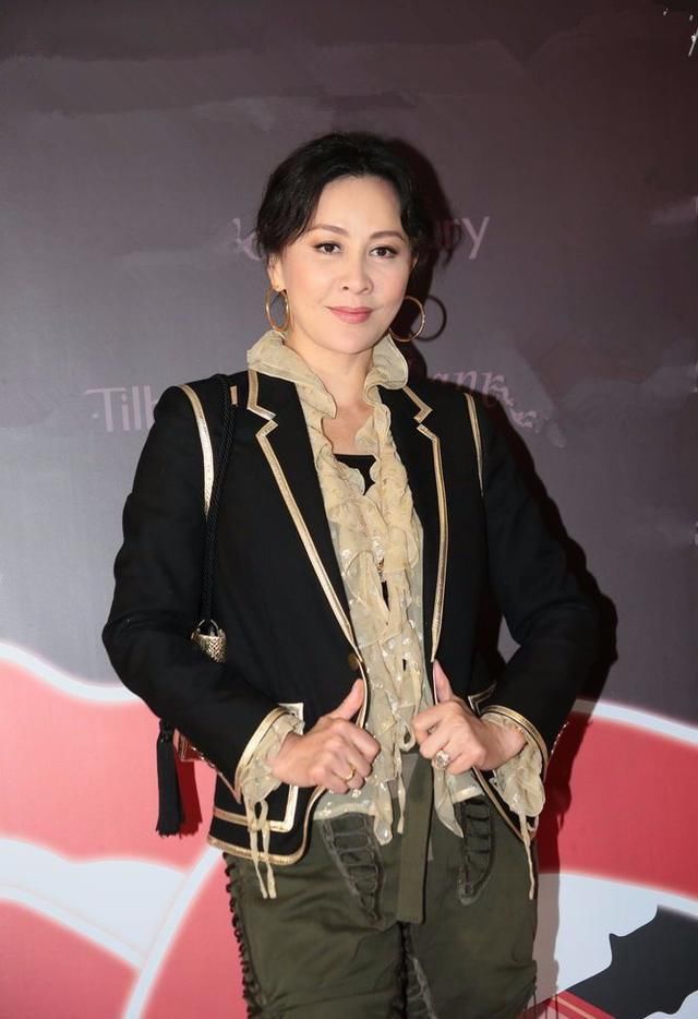 这是刘嘉玲吗?黑色发带配波点紧身裤，比小姑娘还会穿!