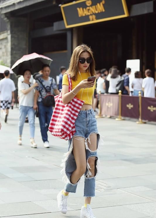 街拍，我一直担心，图2的牛仔裤在穿的时候脚会不会从破洞伸出