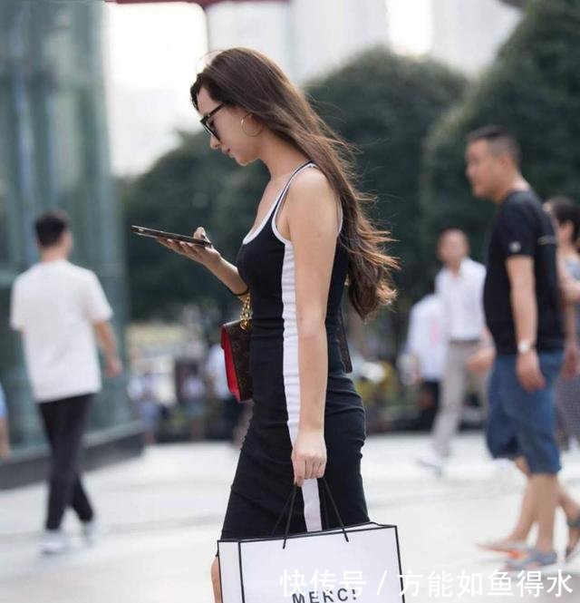 街拍小姐姐的魅力法宝，紧身裙秀出曼妙水蛇腰！