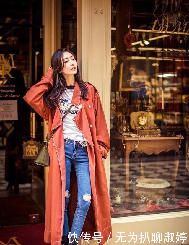  『红色』贝克汉姆的小女儿长大了！穿玫红色风衣高级又时髦，被宠得真幸福