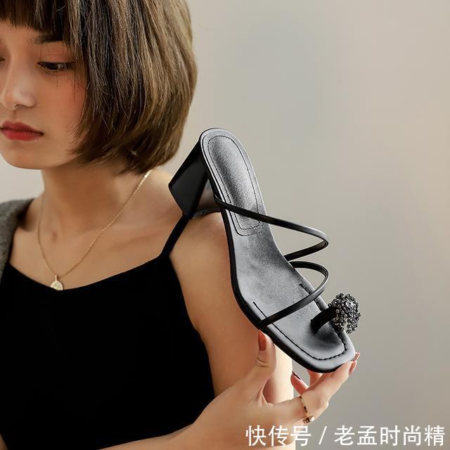  『女人』尖头鞋的优点在于在完美修饰你脚趾造型，散发着女人时尚穿搭