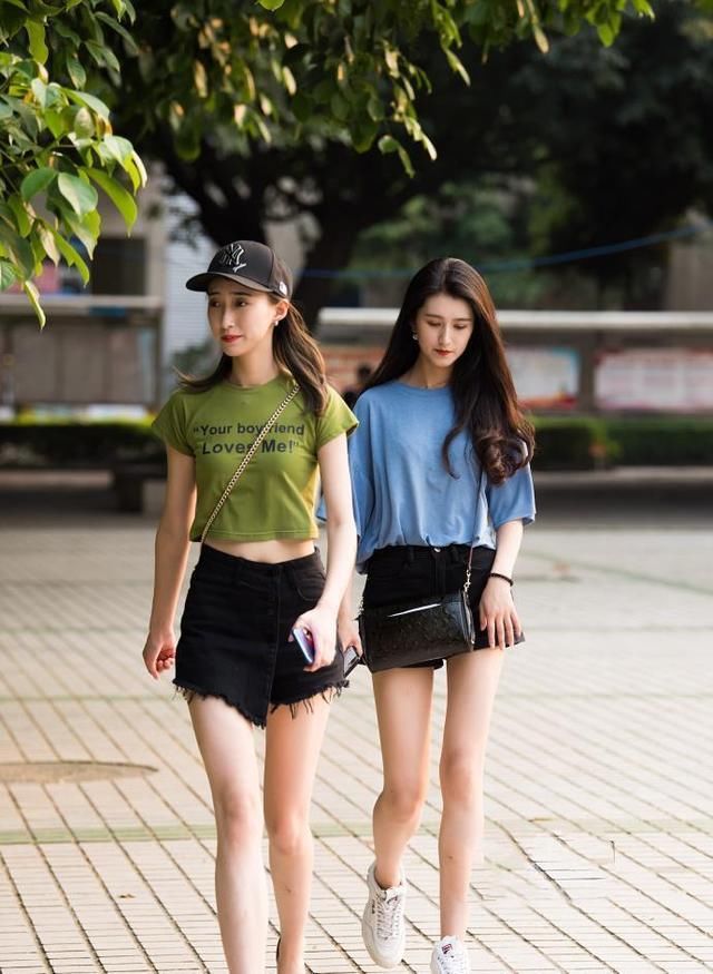 街拍:紧身破洞牛仔十分的修身同时又不乏时尚感