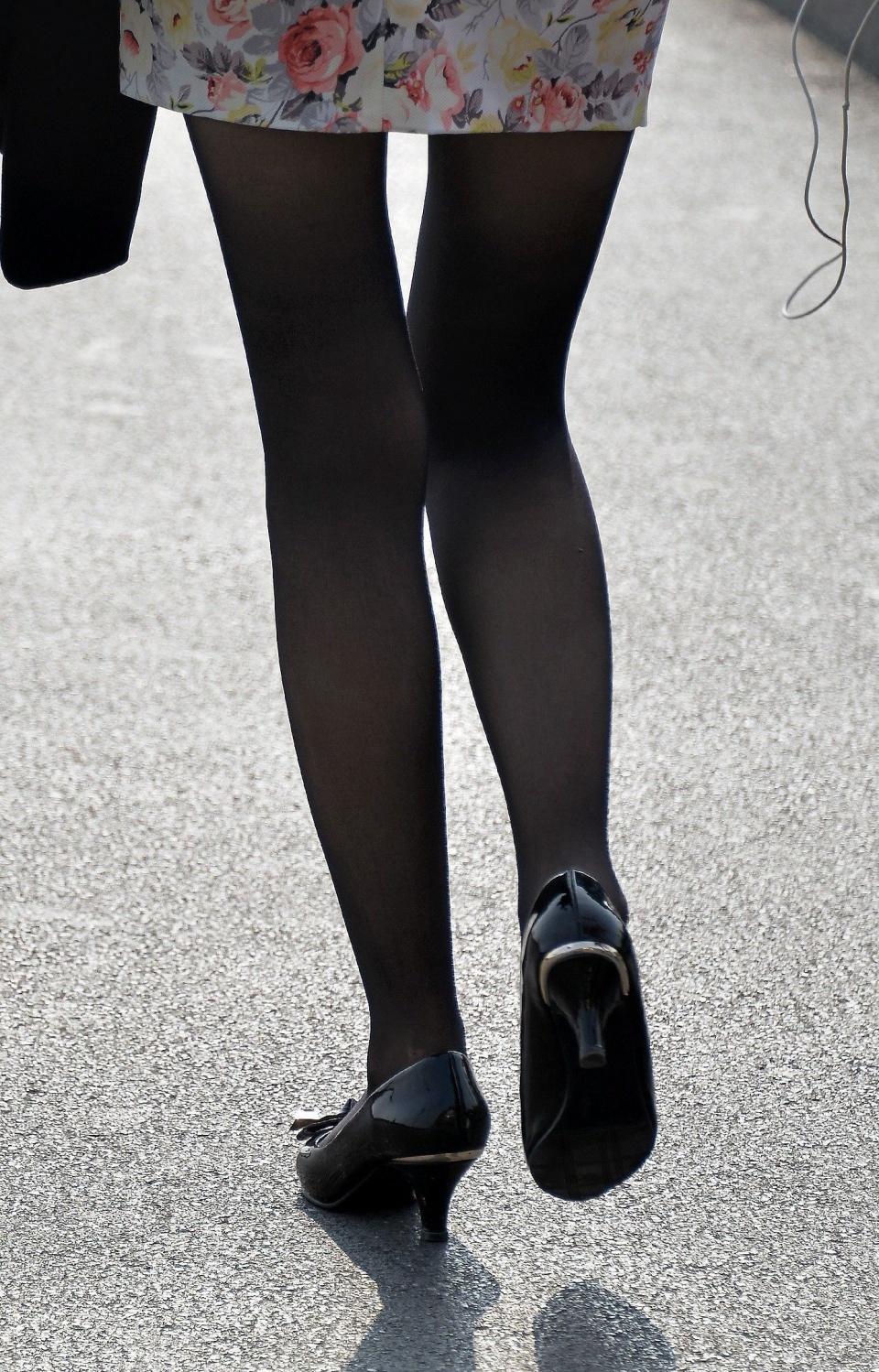 街拍：河边漫步的黑丝美女，黑色丝袜衬托完美腿型