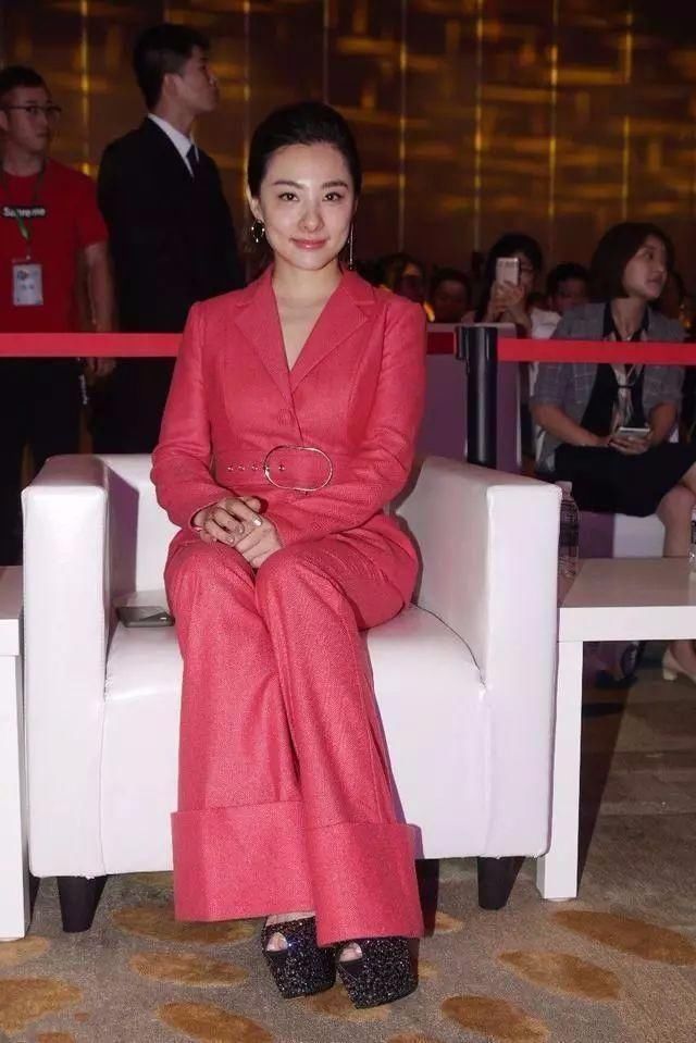 刘璇为了增高，也管不了鞋子好不好看！穿西装，真的只能看上半身