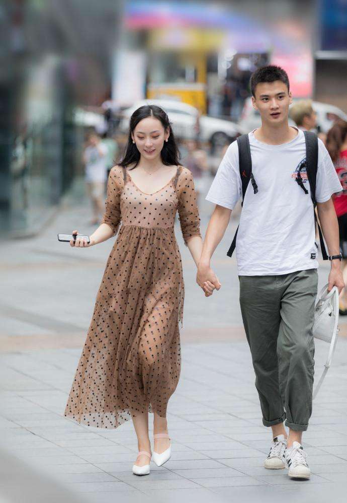 街拍: 超短裤尽显迷人大长腿, 第四位小姐姐身材火爆如网红