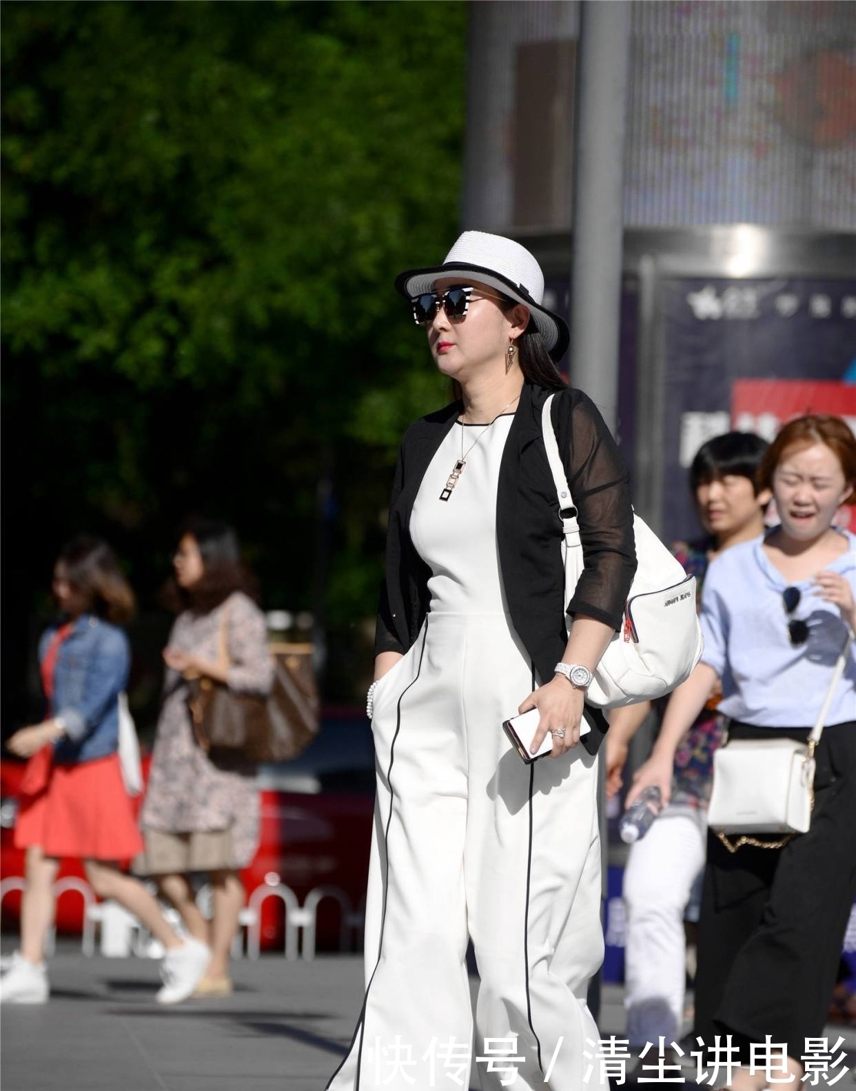  『美女』连衣裤搭配坡跟鞋，资深美女搭配出贵气范，让你忽略她的年龄