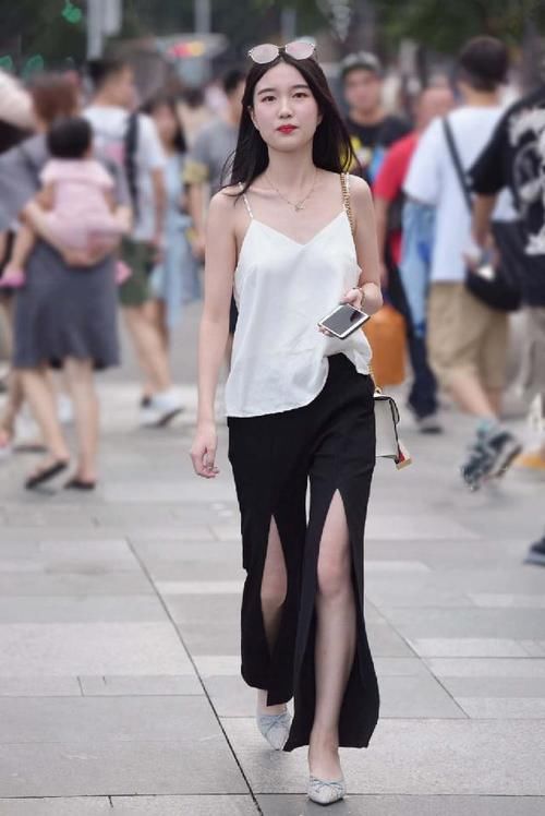  「搭配关系」白色吊带背心+开叉休闲裤，休闲随性又显甜美，让你气质更加出众