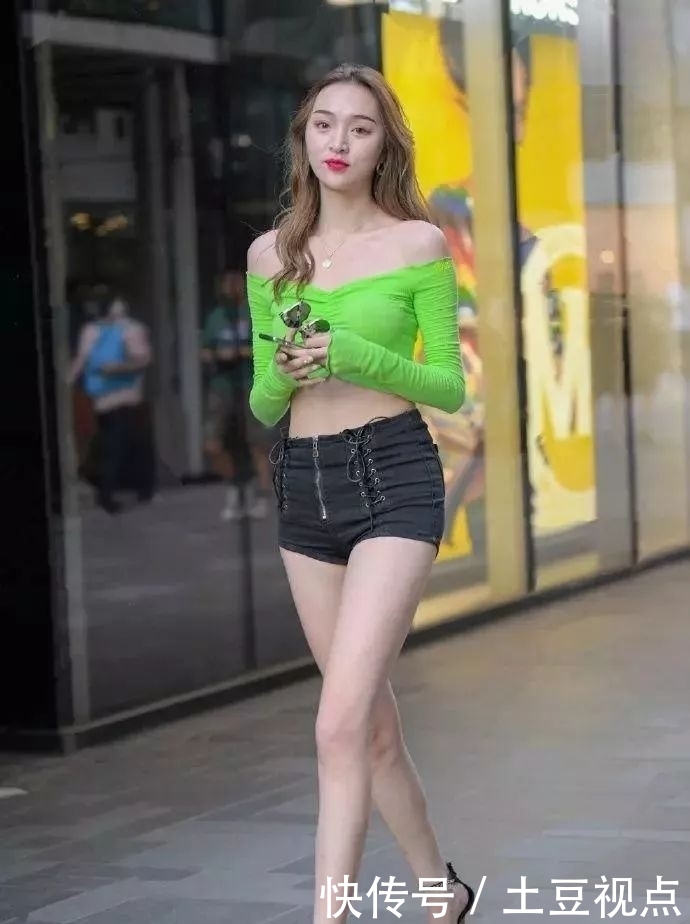 『美女』街拍:不关注细节的话,美女这身穿搭与气质算得上惊艳了吧?