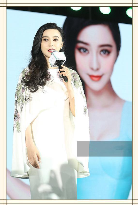看了张馨予斗篷裙，再看看范冰冰，才知道女王与女孩的差距有多大