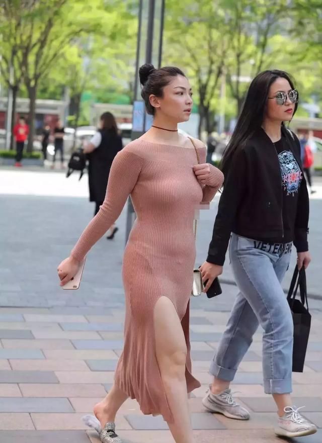 藕粉色针织连衣裙搭配毛茸茸拖鞋,神清气爽元气满满