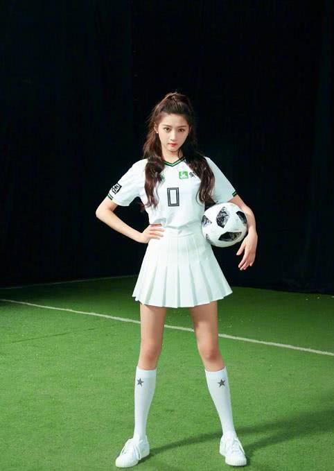 黄圣依穿粉色短裤露脐上衣，陪安迪踢球，网友：身材不输关晓彤