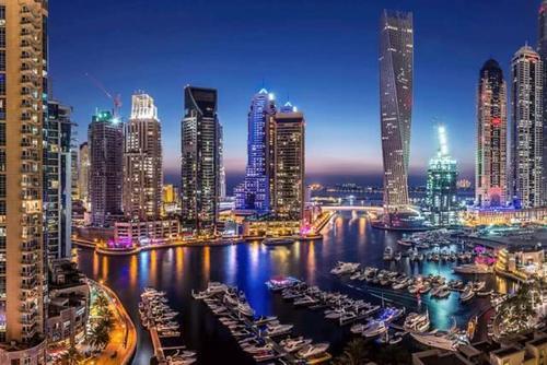 去迪拜旅游时，遇到黑袍女性最好躲远点，导游：她们没那么简单