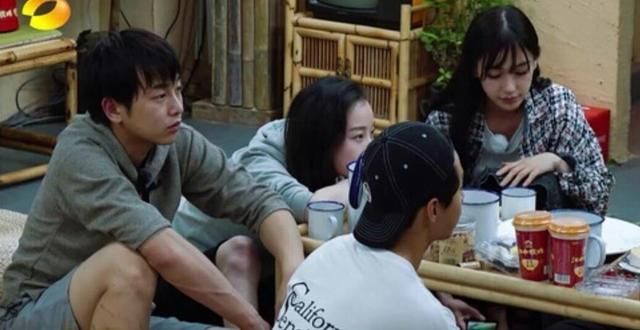 angelababy向往的生活假吃被抓包，吃货人设崩塌！