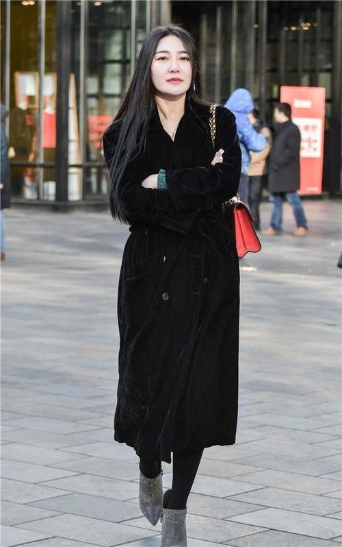 街拍：姑娘爱美，她们更喜欢抓拍的自然美