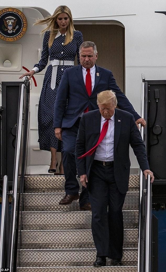 37岁伊万卡穿价值1万6蓝色波点裙竟如此少女，真看不出生过三个娃