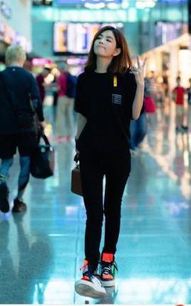 Ella为增高豁出去了，脚活生生被挤到畸形，网友：心疼她的小脚趾