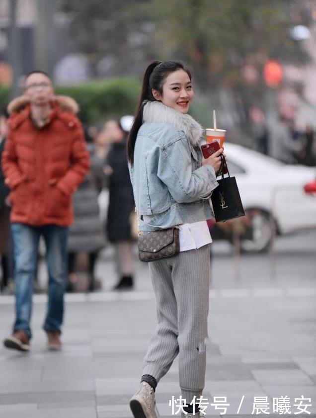  『美女』街拍：嫣然巧笑的小姐姐，一条优雅迷人的吊带长裙，女神气质十足