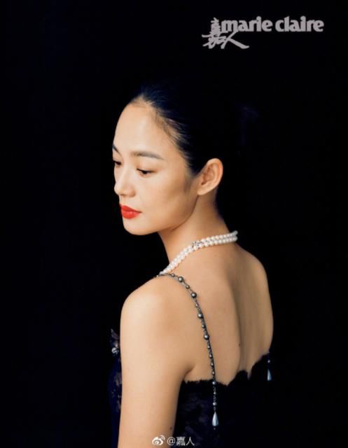 40岁周韵淡妆出镜，少有的高级脸让人着迷，高贵优雅美在骨子里！