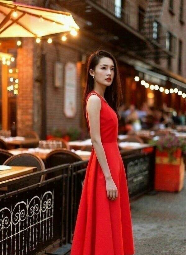 李沁一袭中国红连衣裙简直美炸，网友:中国红谁穿谁红