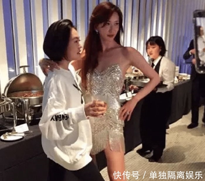  身穿：婚宴结束后，林志玲身穿吊带裙与小S热舞，哪里像是44岁女人的样子