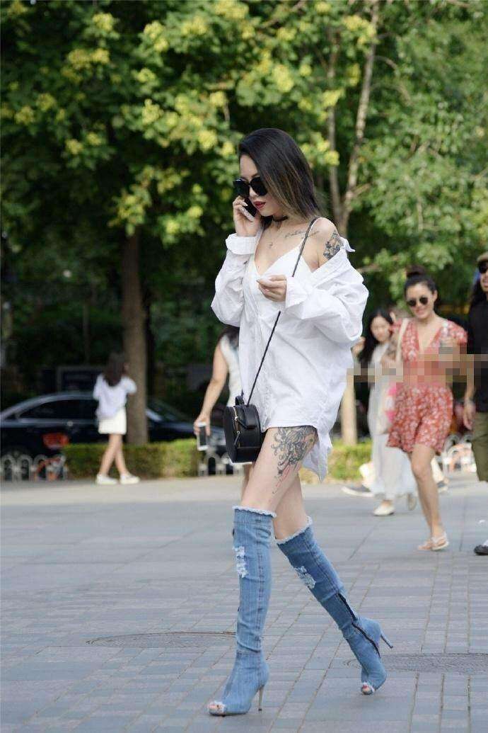 街拍: 筷子腿小姐姐穿个衬衫就出门, 完全不怕被看见