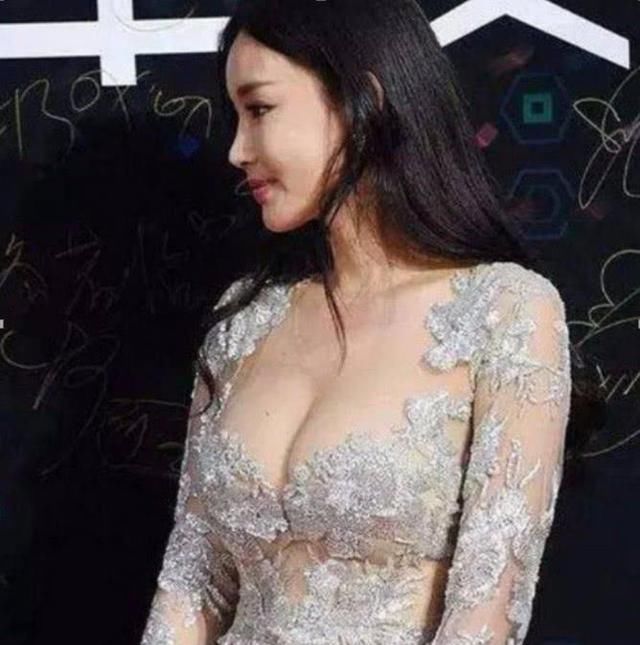 童菲惊艳出场，上身解脱束缚呼之欲出，白色蕾丝风格很赞